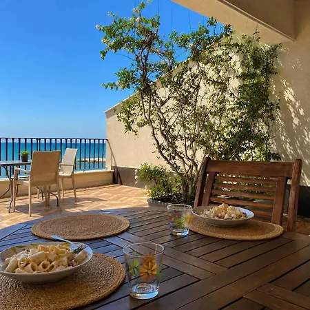 Beachfront Family Penthouse Apartmán