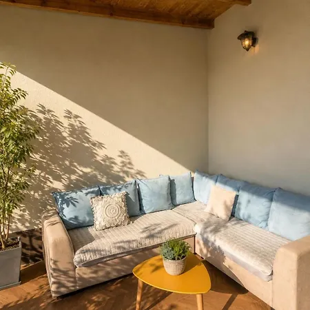 Beachfront Family Penthouse Apartmán *